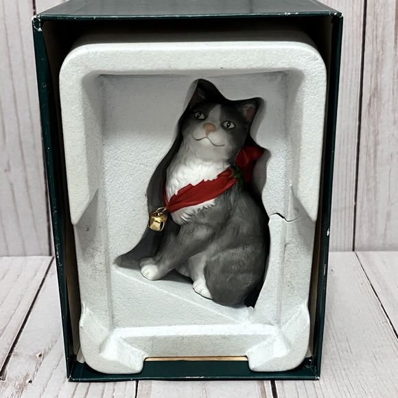 1989 Hallmark Noelle Cat Bell Fine Porcelain Figurine Ornament W/Original Box - Picture 4 of 7